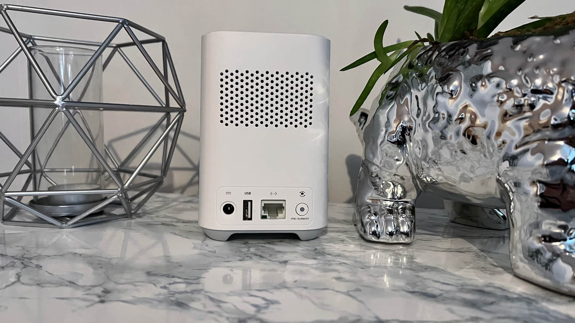 Basstationen Eufy Homebase 2 kan kopplas upp antingen via wifi eller ethernet-sladd.
