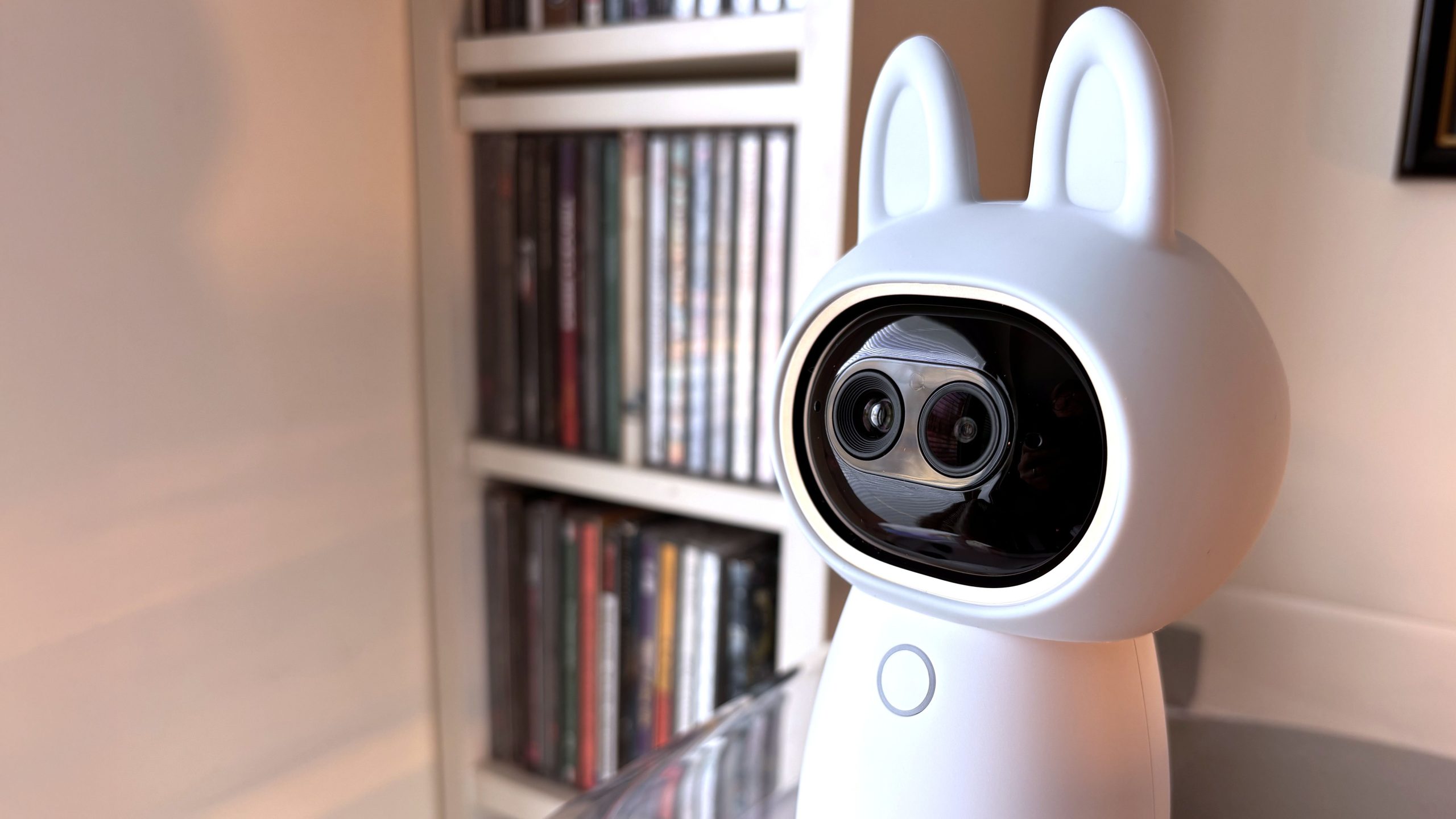 Close-up of front of Aqara Camera Hub G350 security camera 